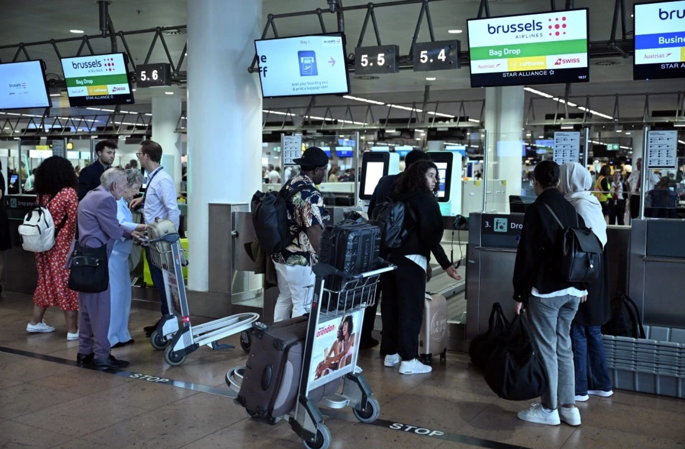 Avropada kiberhücum xaos yaratdı: Sistemlər çökdü, hava limanları kilidləndi (FOTO)